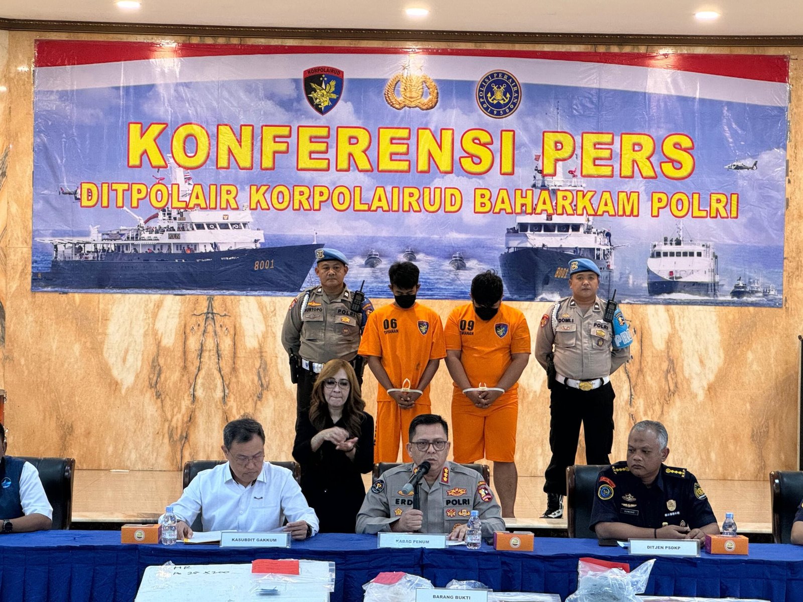 Kepala Subdirektorat Gakkum Korps Polairud Baharkam Polri, Komisaris Besar Polisi Donny Charles Go berserta jajarannya.