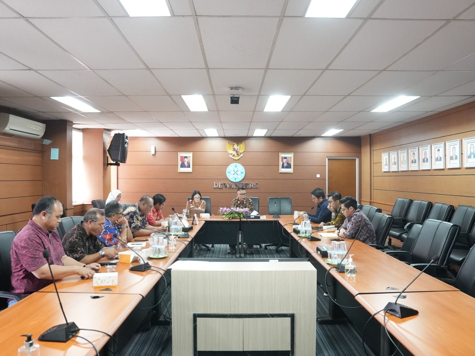Ketua Komite Tanggung Jawab Perusahaan Platform Digital untuk Mendukung Jurnalisme Berkualitas (KTP2JB) Suprapto Sastro Atmojo bersama anggota Ko,ite berfoto bersama Public Policy & Government Relations, TikTok Indonesia Faris Mufid yang hadir bersama pejabat baru Public Policy & Government Relation