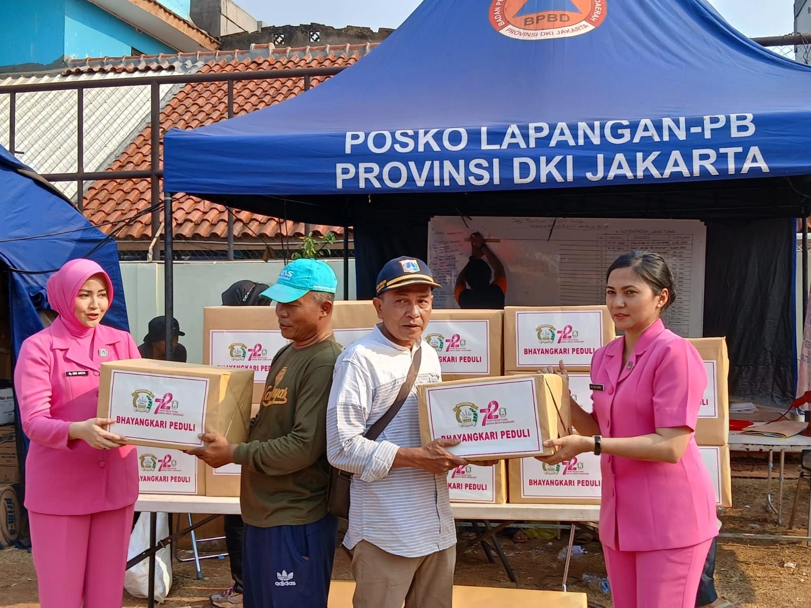 Wakil Ketua Bhayangkari Cabang Metro Jakarta Barat, Ny. Dini Arsya Khadafi, beserta jajaran Bhayangkari, hadir dalam kegiatan Bhayangkari Peduli, memberikan dukungan moral dan bantuan nyata kepada warga korban kebakaran.