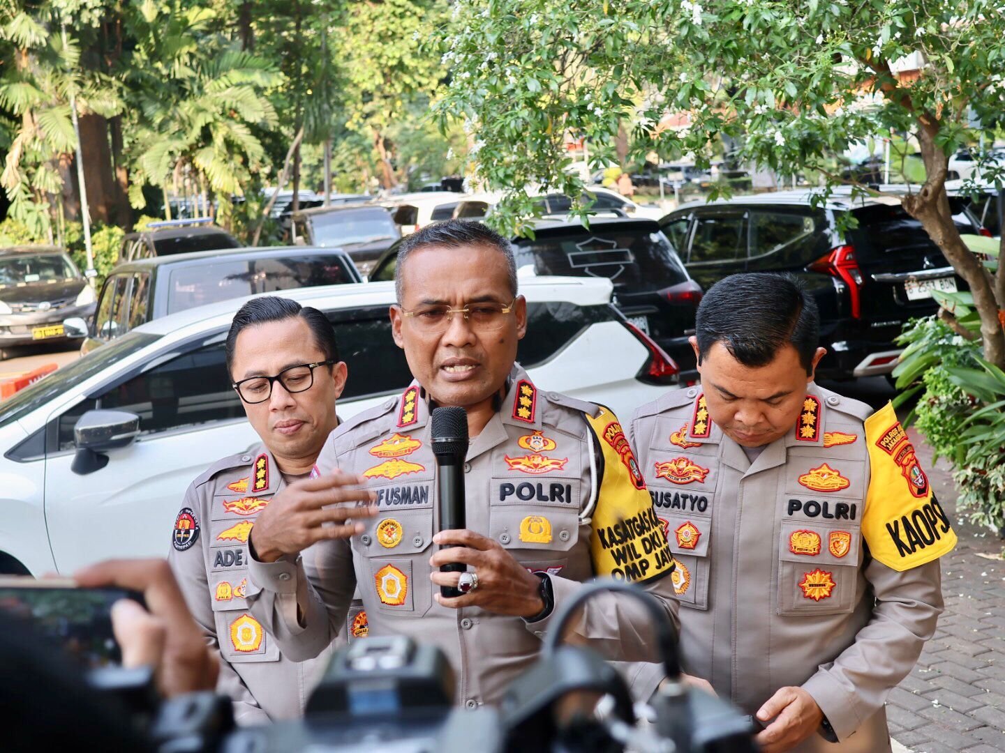 Kombes Latif bersama Kabid Humas Polda Metro Jaya Kombes Ade Ary Syam Indradi dan jajarannya