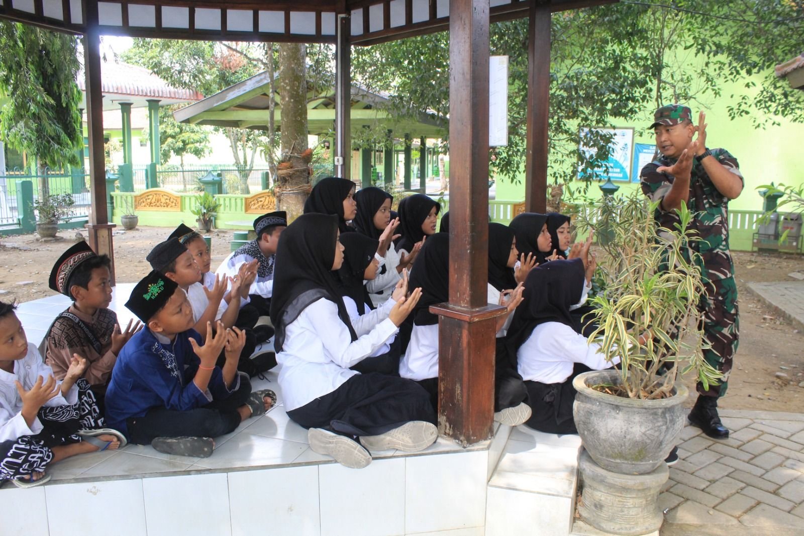 Danramil 0806-06/Gandusari, Lettu Inf Samsul Hadi Purnomo, beserta tim melaksanakan sosialisasi metode pembelajaran matematika Gasing (Gampang, Asik, dan Menyenangkan) di SDN Gandusari.
