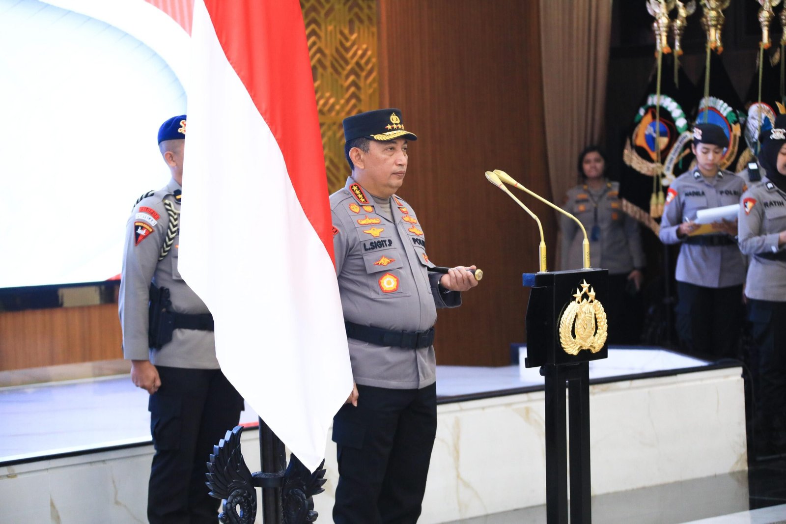 Kapolri Jenderal Listyo Sigit Prabowo memimpin upacara korps raport kenaikan pangkat 4 perwira tinggi (pati) dan perwira menengh (pamen) Polri