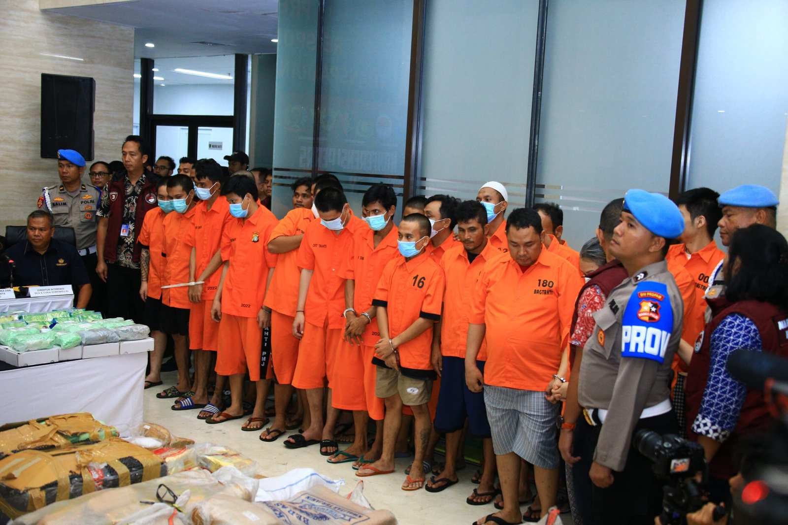 Para tersangka pelaku narkoba yang diamankan polisi