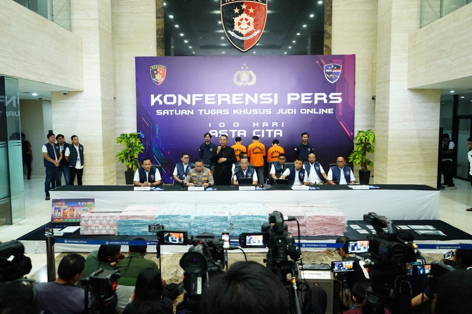 Wakabareskrim Irjen Asep Edi Suheri selaku Wakasatgas Penanggulangan Judi Online beserta jajarannya saat konferensi pers di Lobi Bareskrim Polri