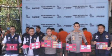 Ganjal ATM Pakai Tusuk Gigi, Sindikat Tukar Kartu dan Intip PIN Korban Dibekuk Polres Jakbar